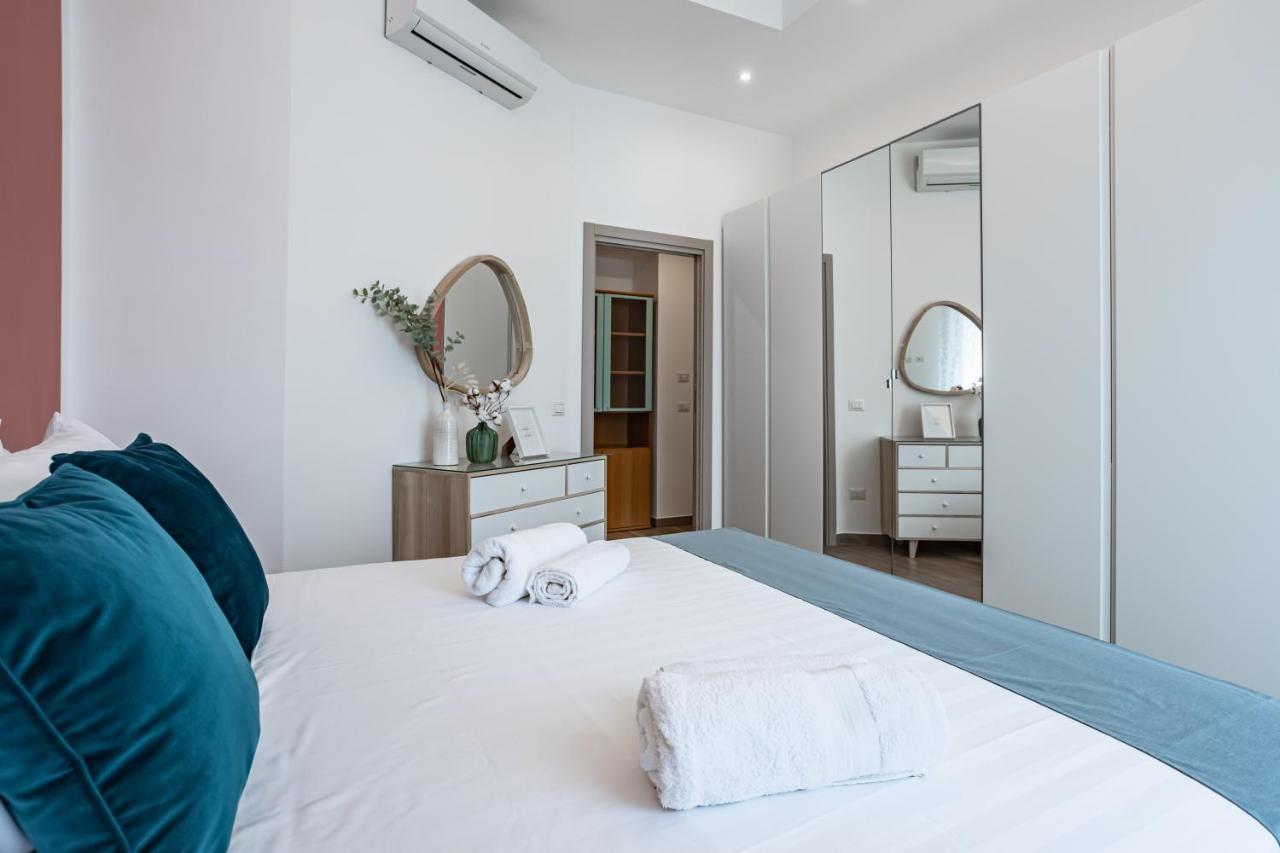 Apartamento Hostly - Tarsia 50-Beautiful Terrace On Nápoles Exterior foto